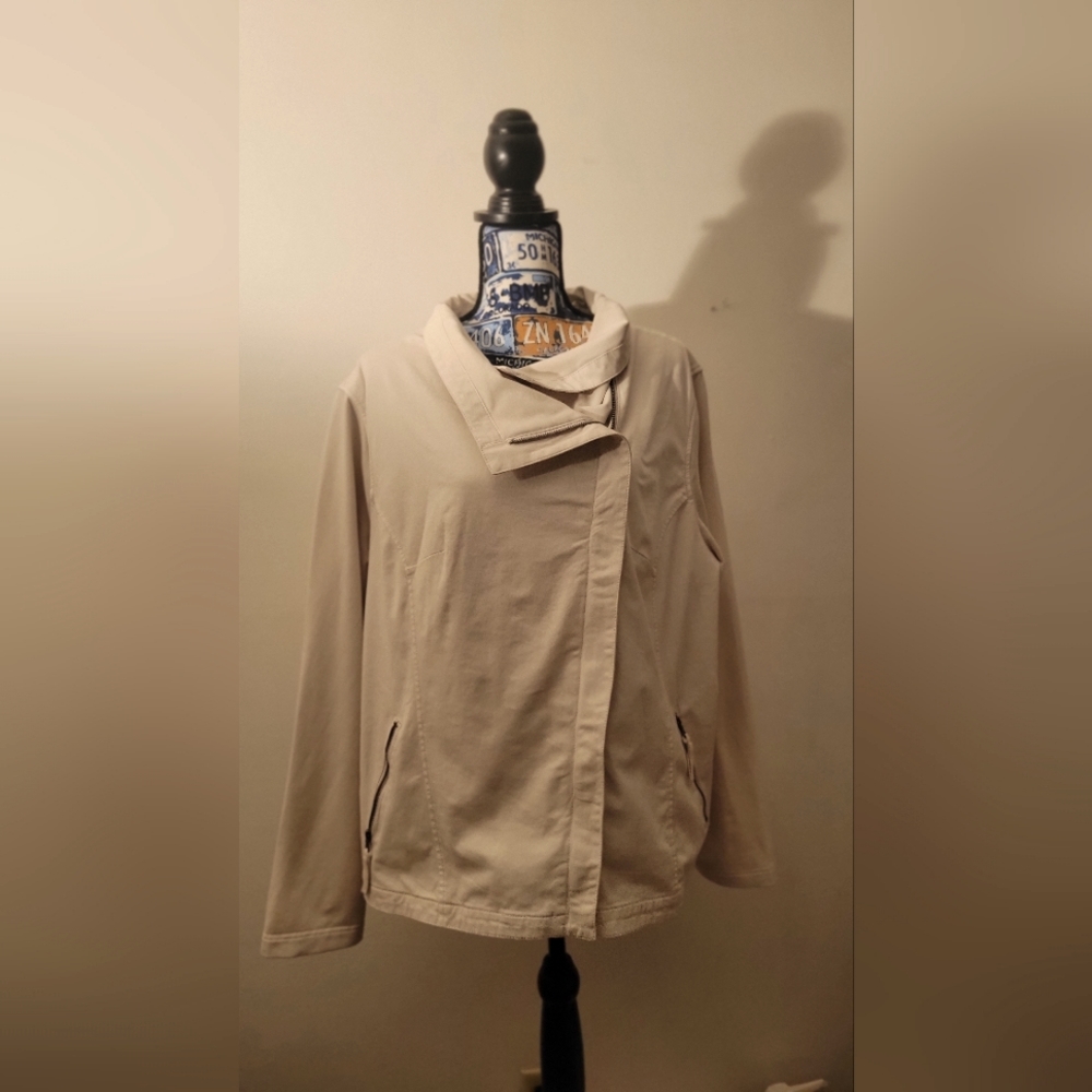 Chicos size 4 (XXL US) Asymmetrical Wrap Zipper jacket - light tan / off-white